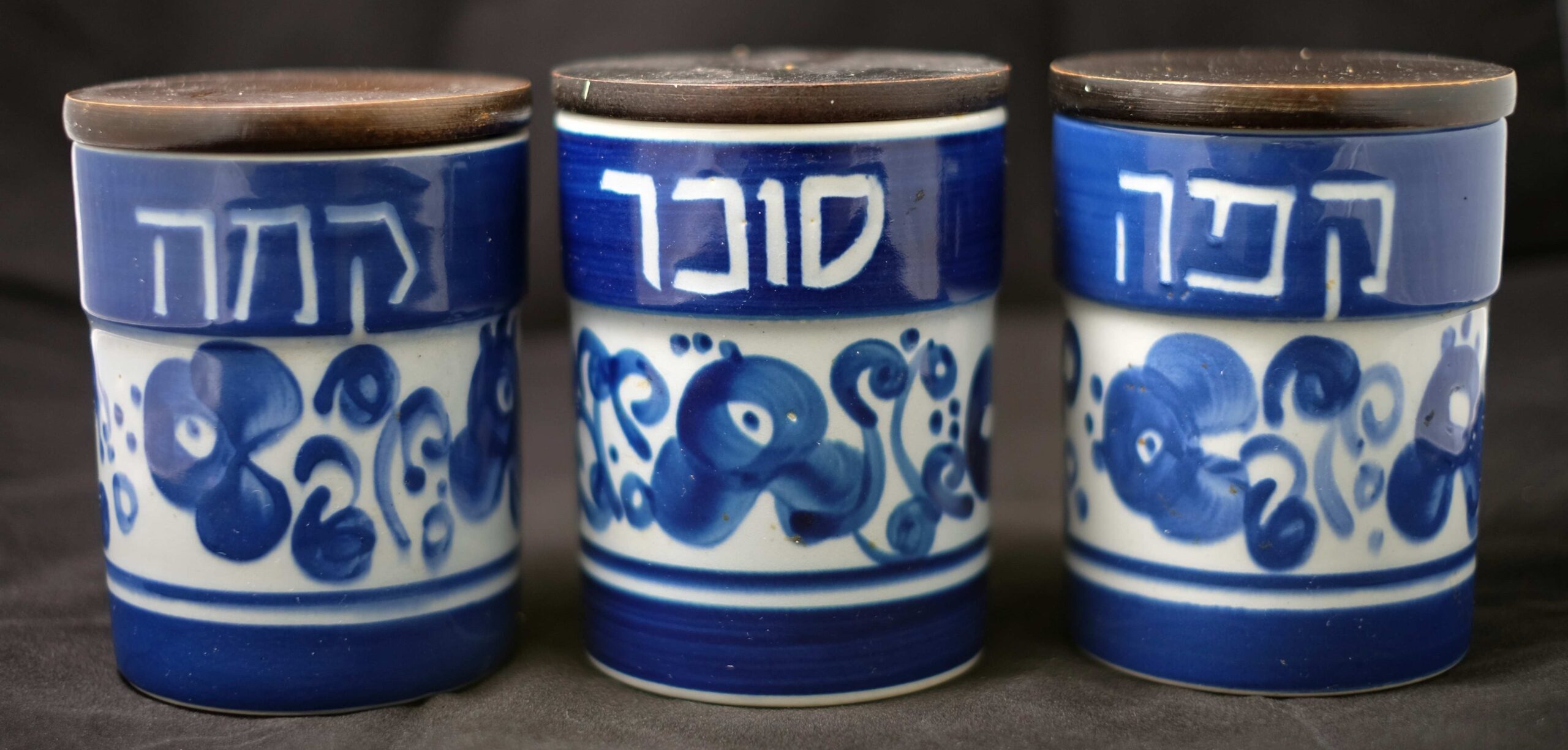 14/12/2026, יום שני, 20:00 בזום, לפיד קרמיקה: כלים בכור ההיתוך – סיפורו של מפעל, סיפורה של מדינה